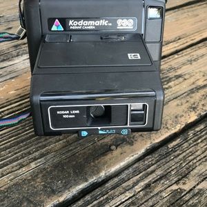 Kodak Kodamatic 930 Instant Film Camera Eastman Rainbow Strap Vintage 80s